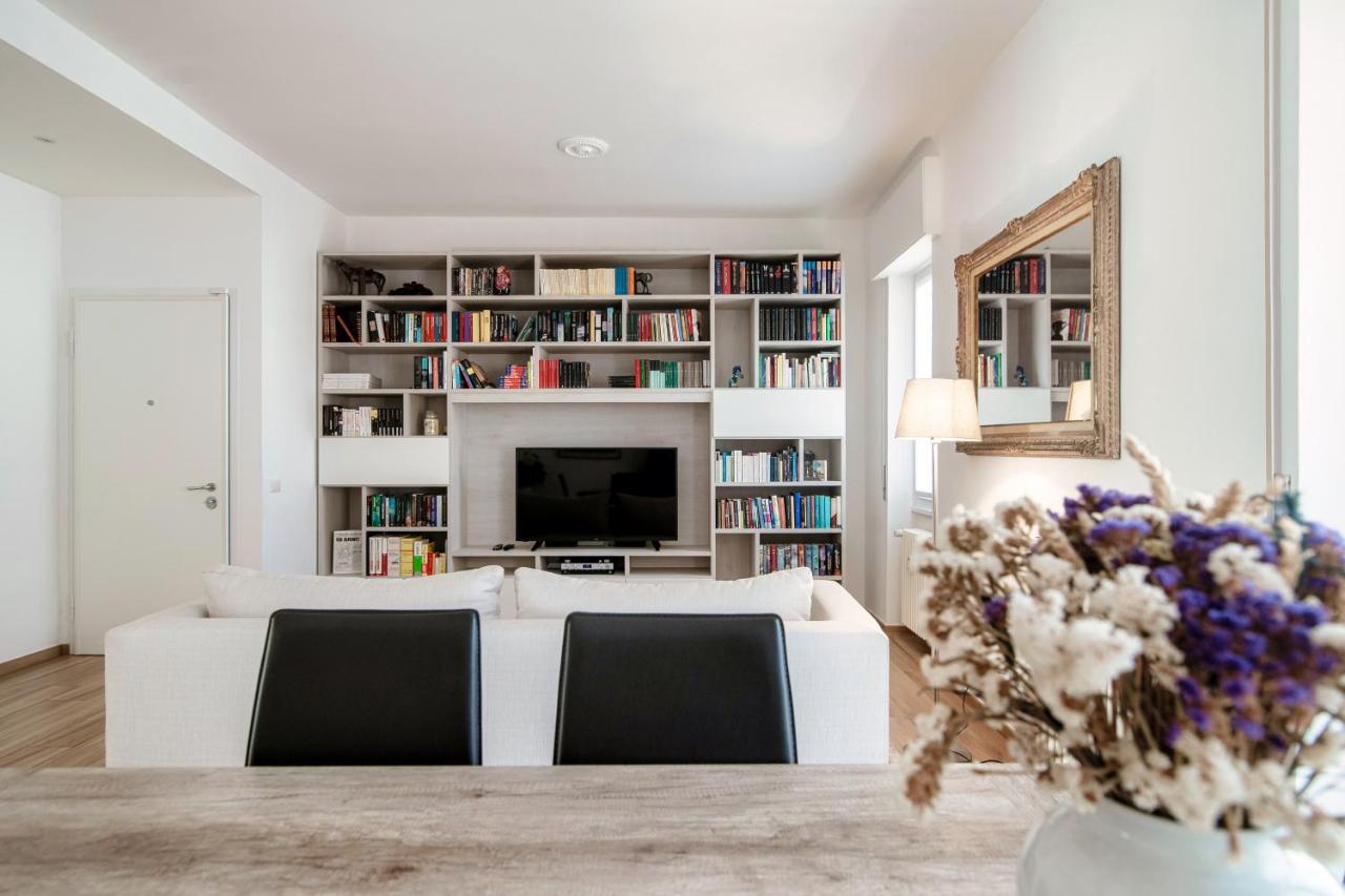 Apartamento Piazza Roma - The House Of Travelers Como Exterior foto