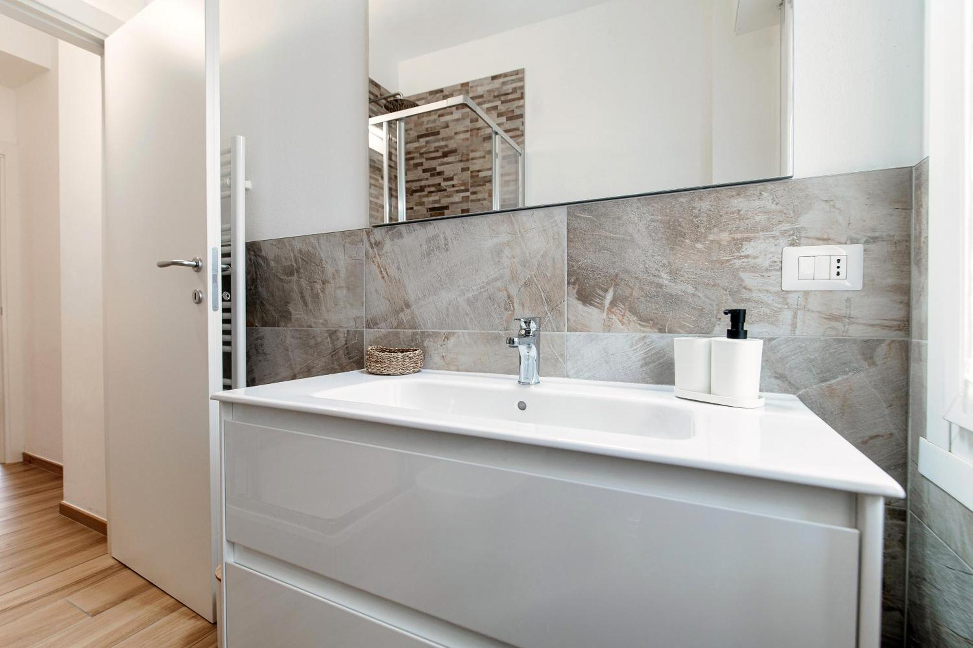 Apartamento Piazza Roma - The House Of Travelers Como Exterior foto